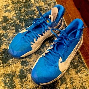 Giannis size 4.5 boys size.